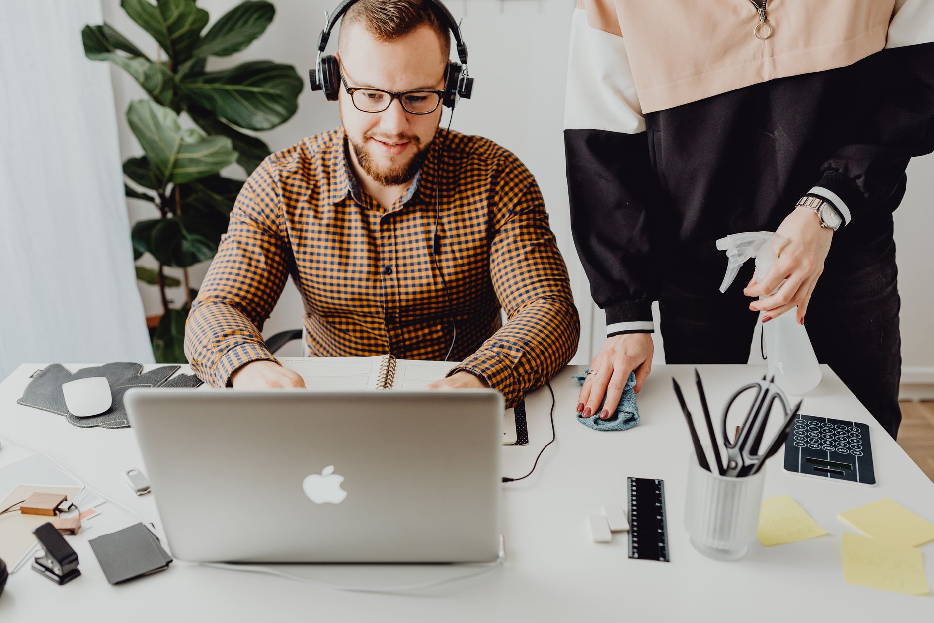 Büroreinigung: Wie oft sollte ein Büro gereinigt werden? – ÖKS Dienstleistungen Köln