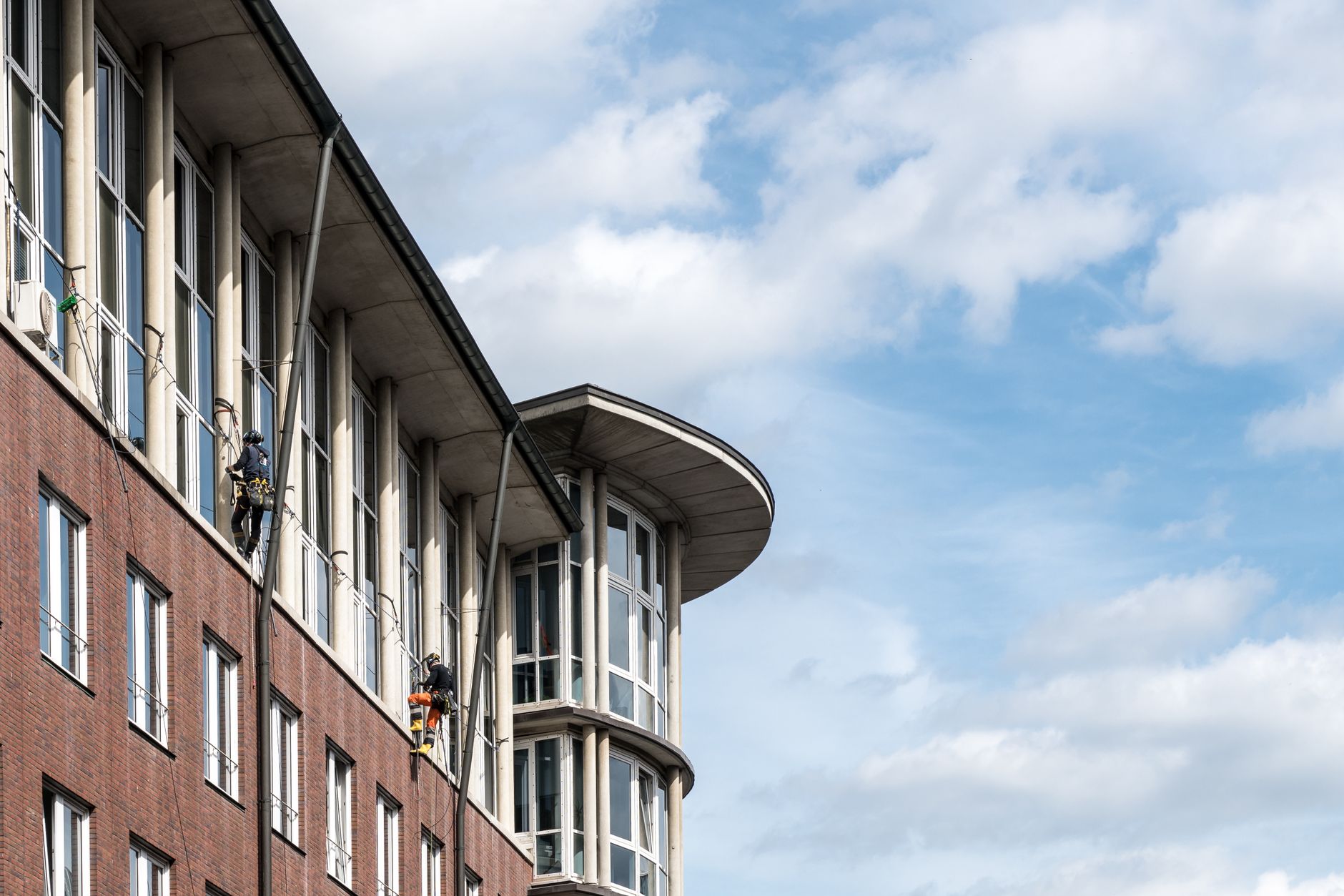 Fassadenreinigung: Methoden, Kosten und worauf zu achten ist – ÖKS Dienstleistungen Köln