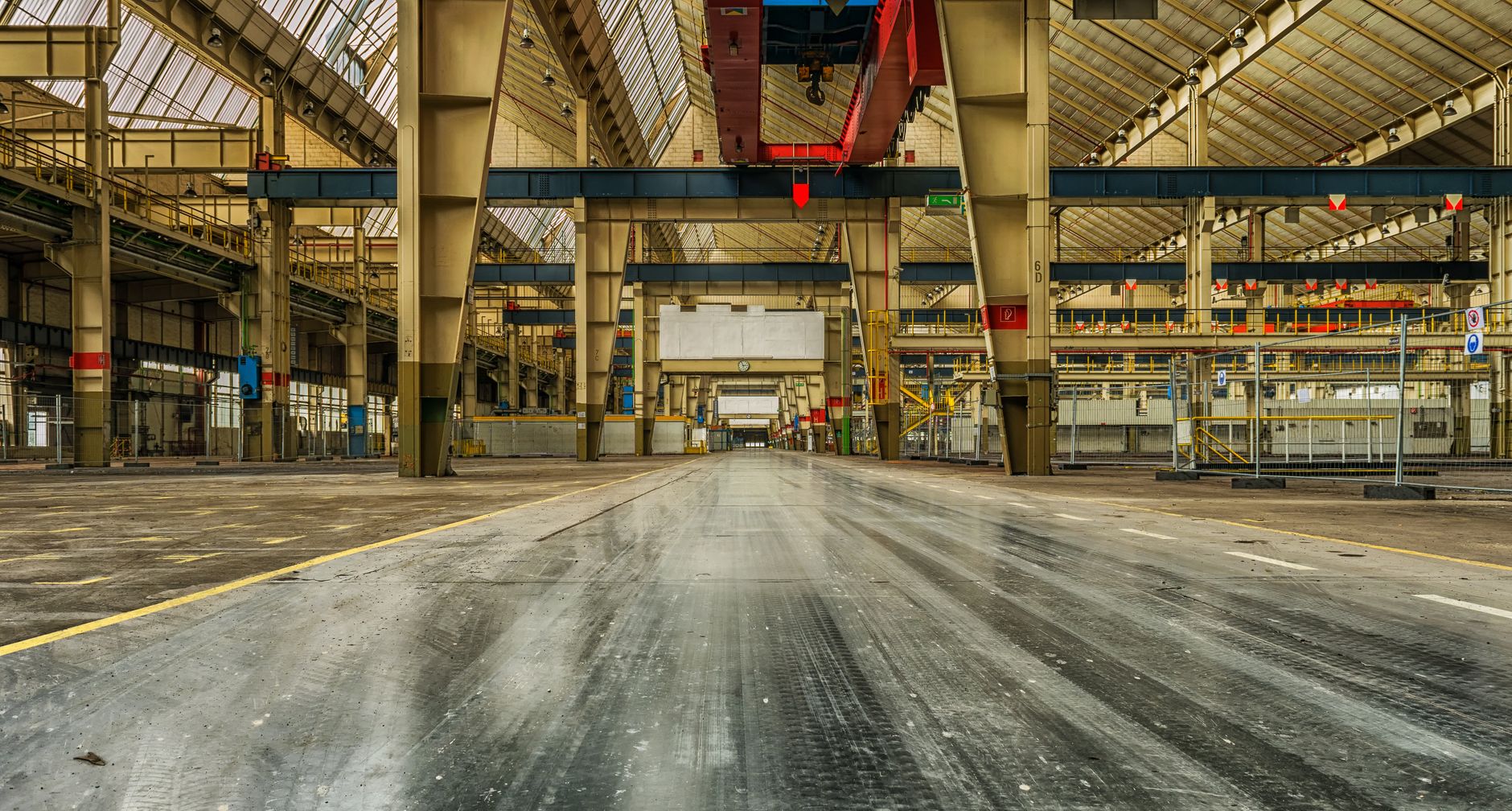 Industrie- und Hallenreinigung: Sauberkeit für Produktion und Lager – ÖKS Dienstleistungen Köln