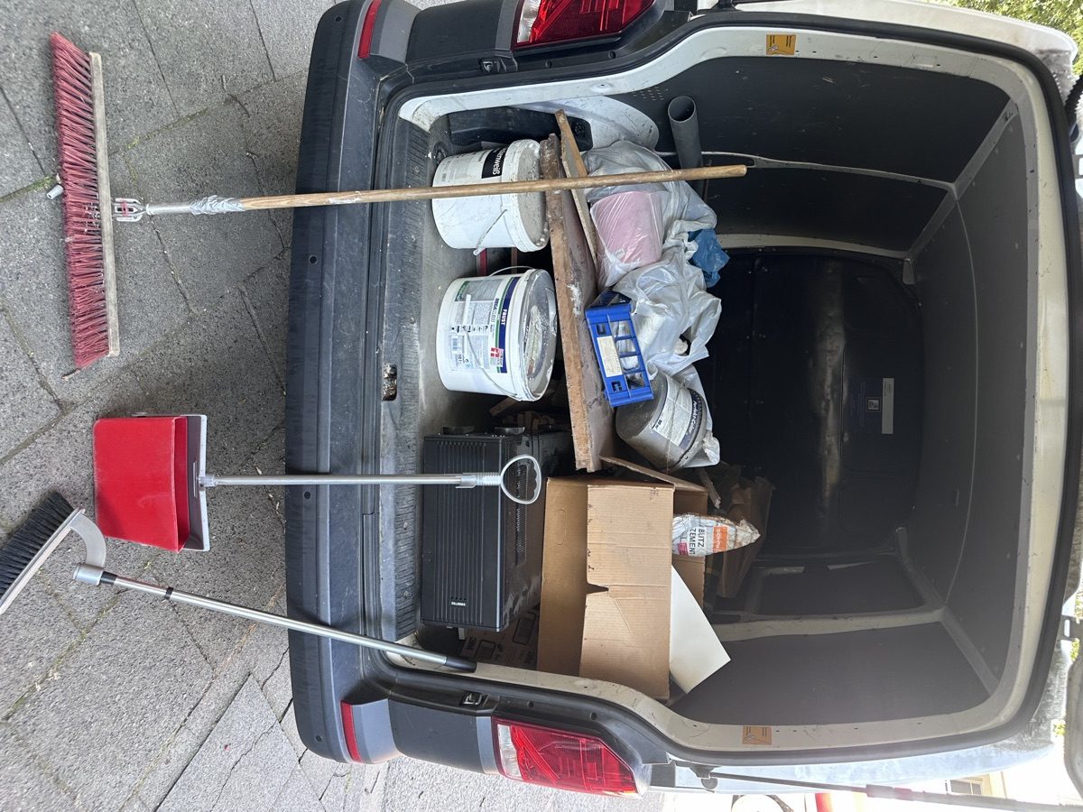 Beladener Transporter nach der Entrümpelung – ÖKS Köln