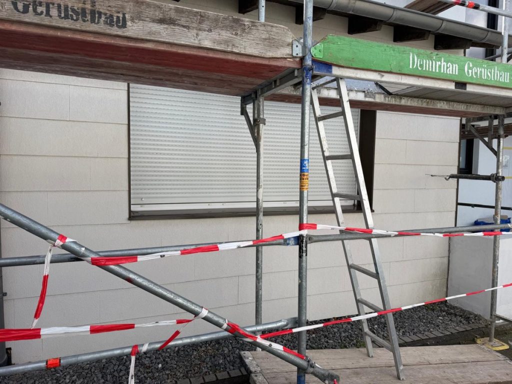 Asbestzement-Fassadenplatten vor dem Rückbau, eingerüstet, Köln-Porz