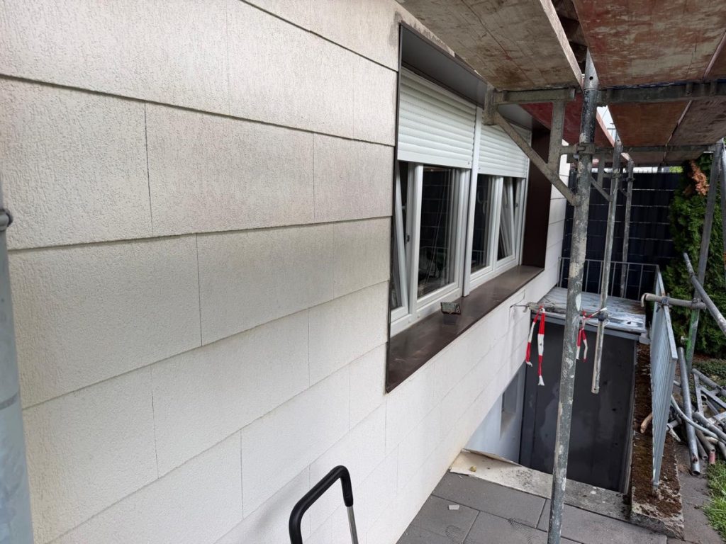 Faserzementplatten an der Fassade, Nahaufnahme vor dem Rückbau