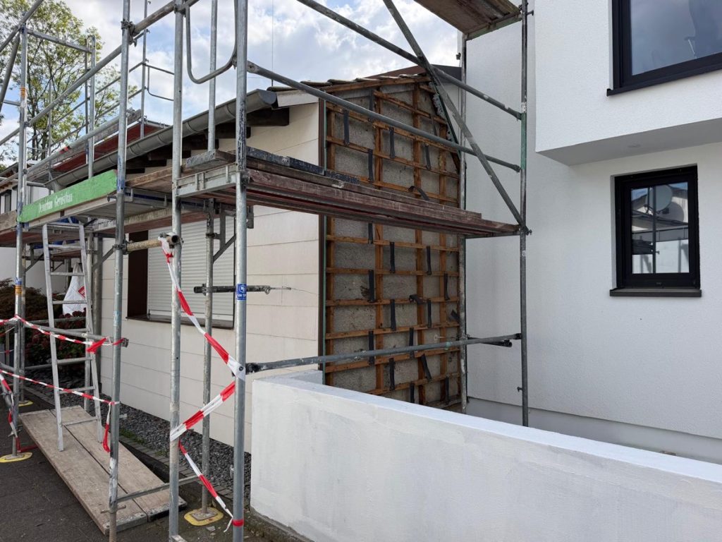 Rückbau der Asbestzementplatten am Giebel, Lattung und Dämmung freigelegt