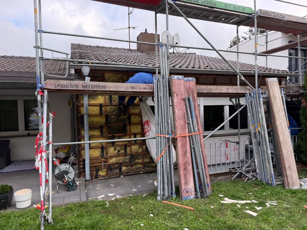 Rückbau an der Gartenseite, Mitarbeiter in Schutzausrüstung auf dem Gerüst