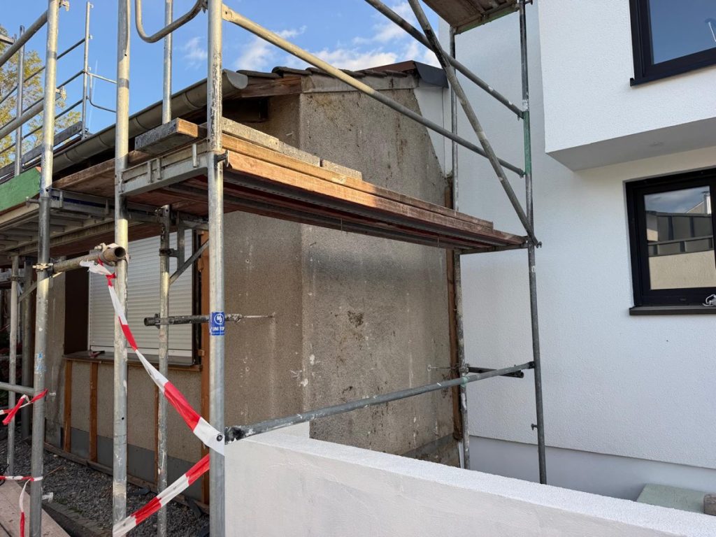 Giebelwand nach Rückbau der Platten, Lattung und Dämmung, bereit für die Fassade