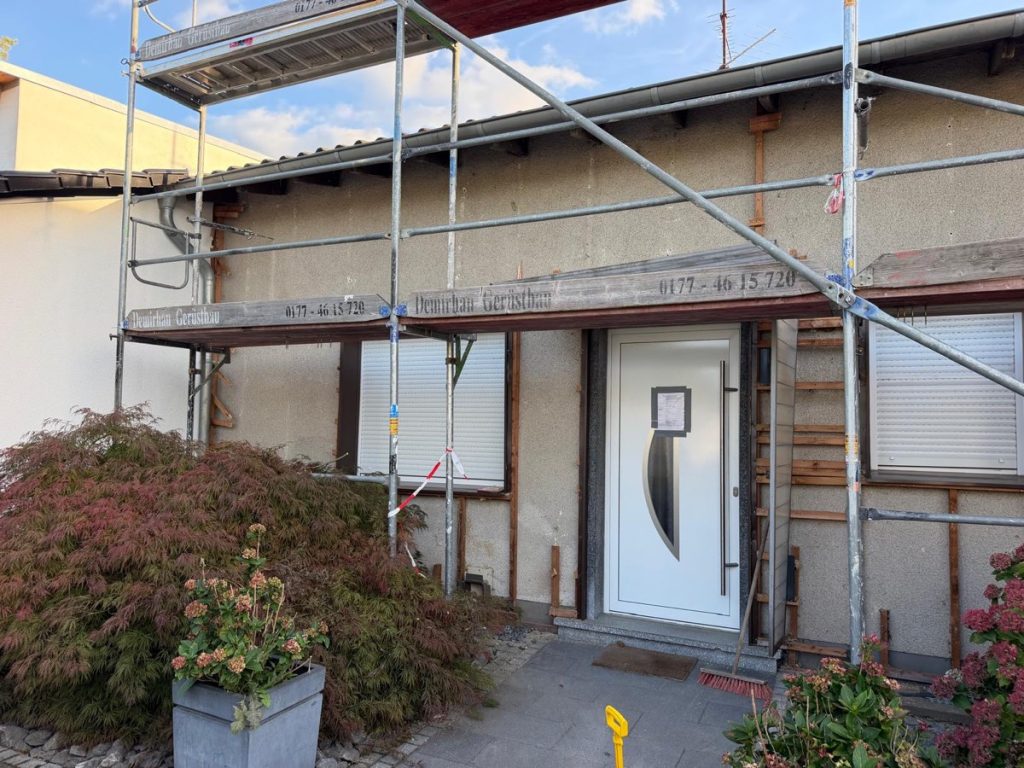 Fassade nach dem Rückbau der Asbestzementplatten, Eingangsseite